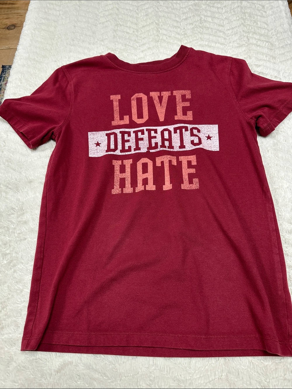 Art Class  Graphic LOVE DEFEATS HATE Maroon Tee L